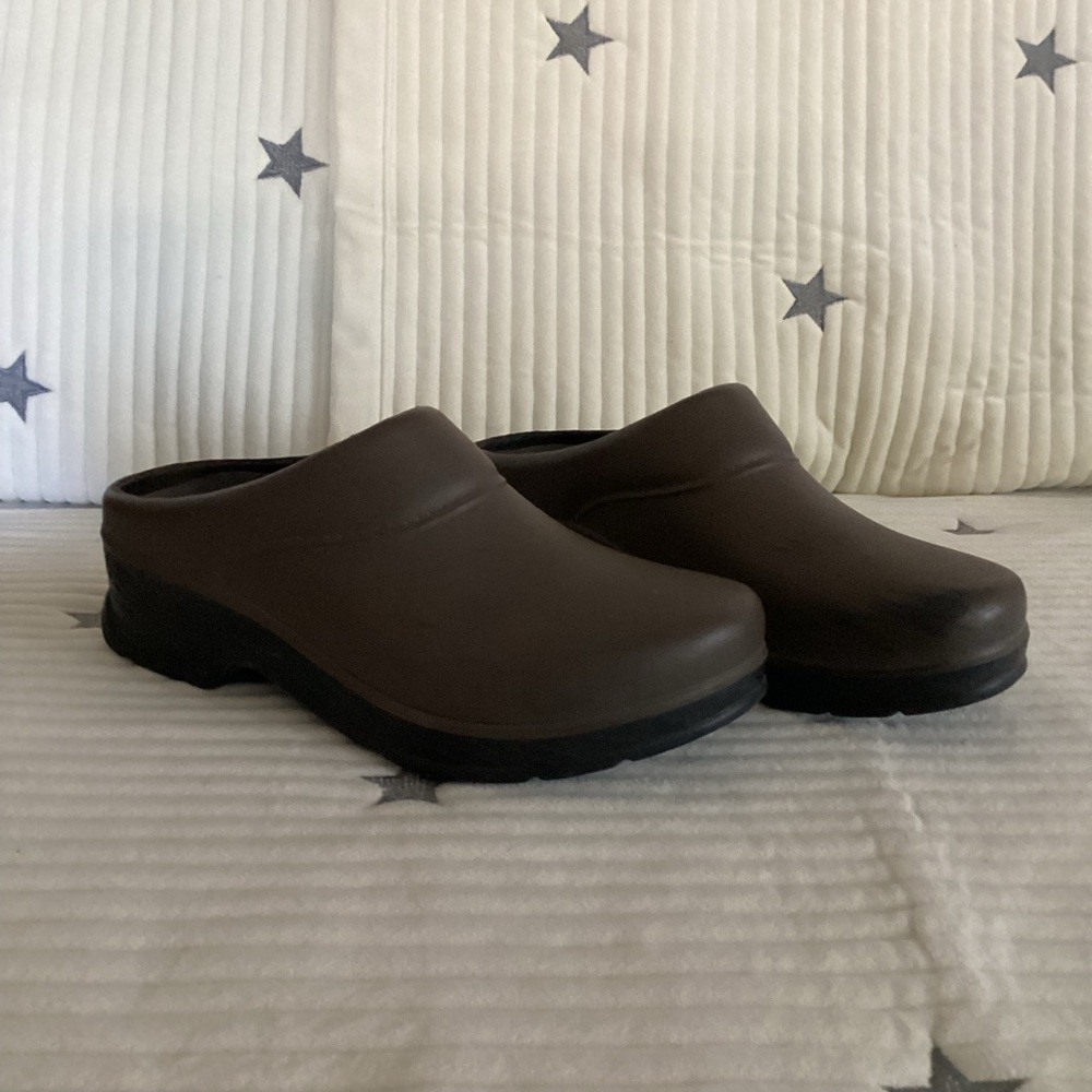 KLOGS brown clogs